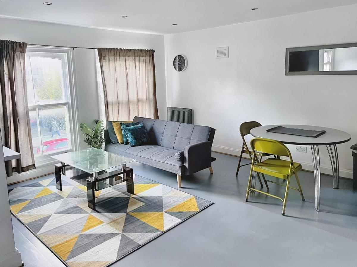 Lovely 2-Bedroom Serviced Apartment Greater London Exteriör bild