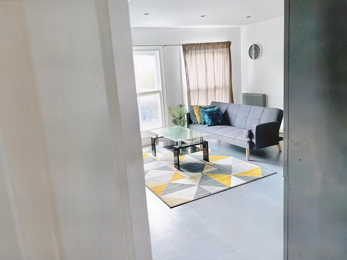 Lovely 2-Bedroom Serviced Apartment Greater London Exteriör bild